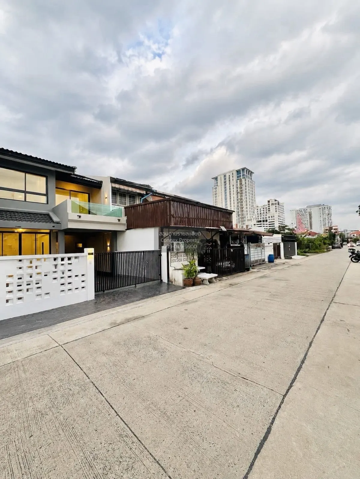 For Sale Townhouse/Townhome  , Si Chaithong 3 , wide frontage , n 2