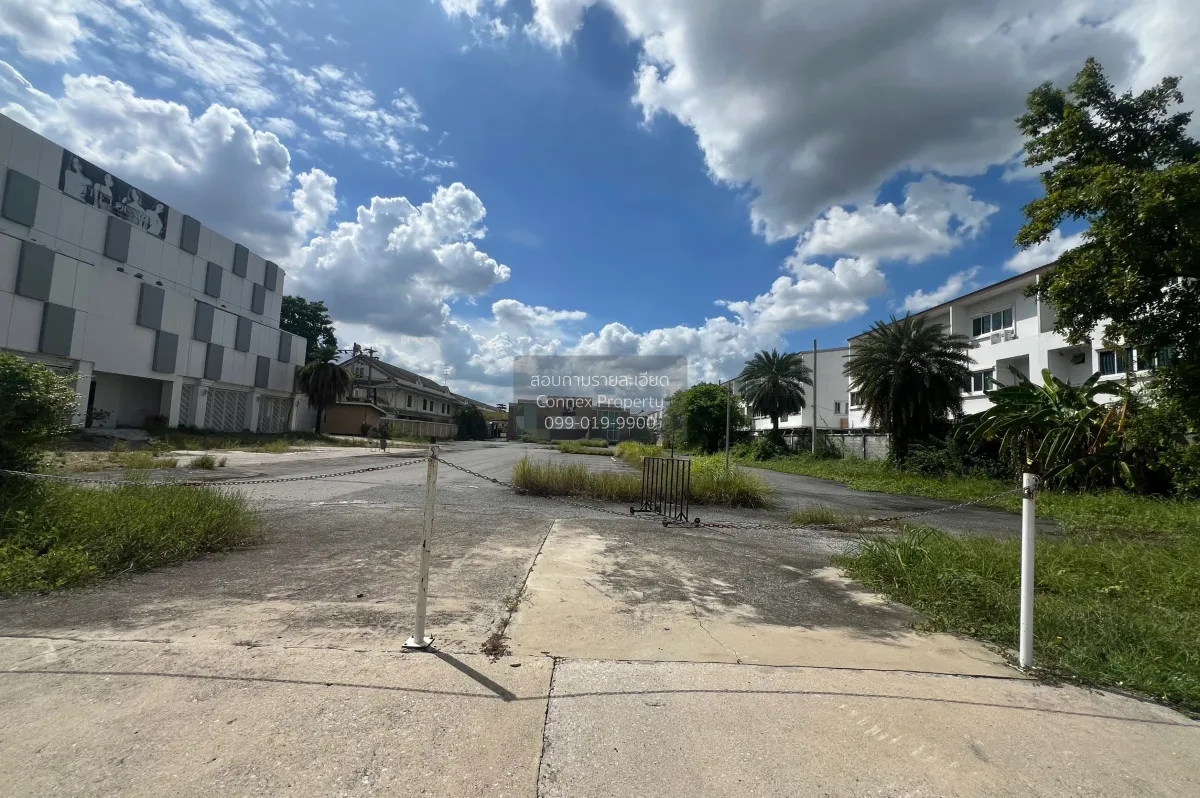 For Sale 4 Rai of Prime Land in Prasert-Manukitch 29, along the E 1