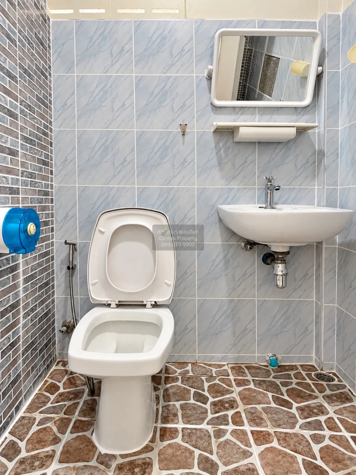 For Sale Single-Storey House in Kuku 2 Bedrooms 1 Bathroom , wide