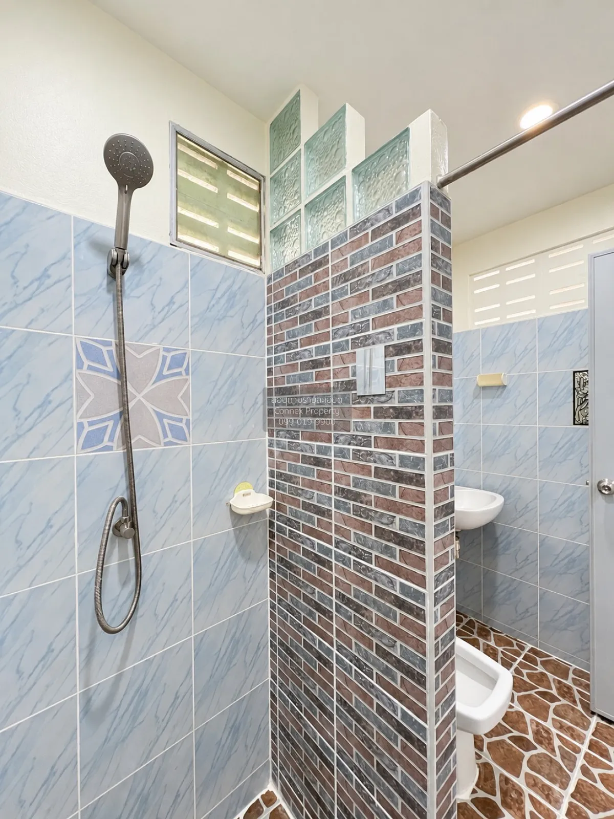 For Sale Single-Storey House in Kuku 2 Bedrooms 1 Bathroom , wide