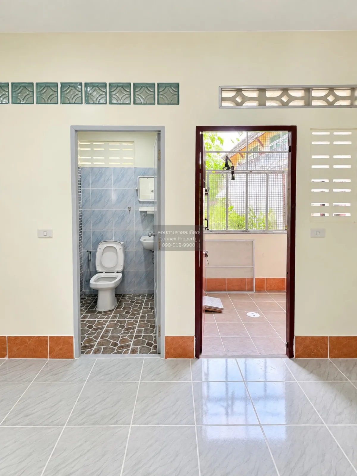 For Sale Single-Storey House in Kuku 2 Bedrooms 1 Bathroom , wide