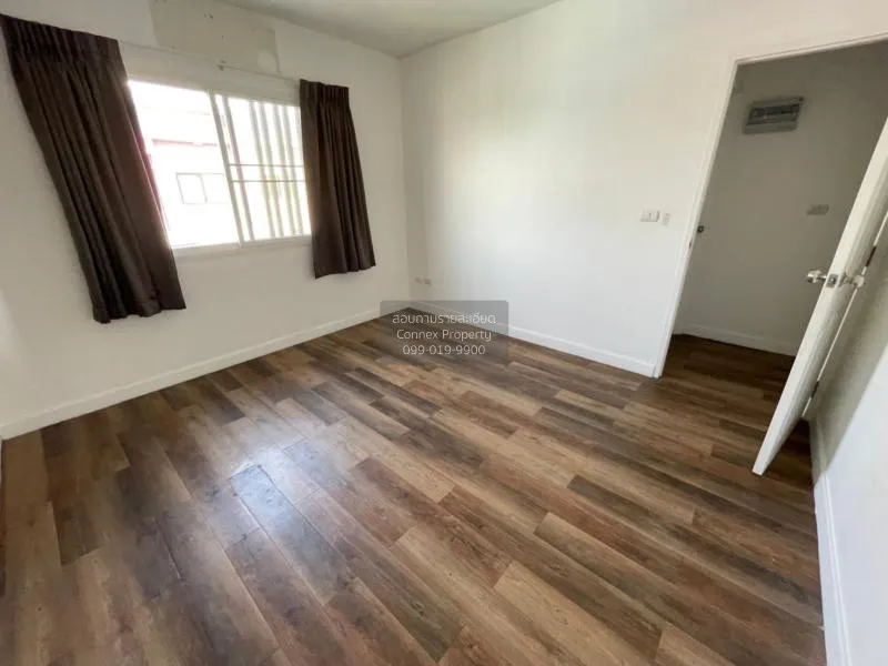 Sell Townmo The Modish Bang Bua Thong, behind the edge, there is 