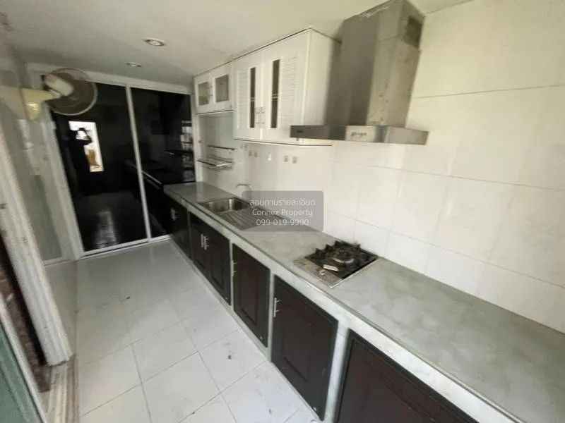 Sell Townmo The Modish Bang Bua Thong, behind the edge, there is 