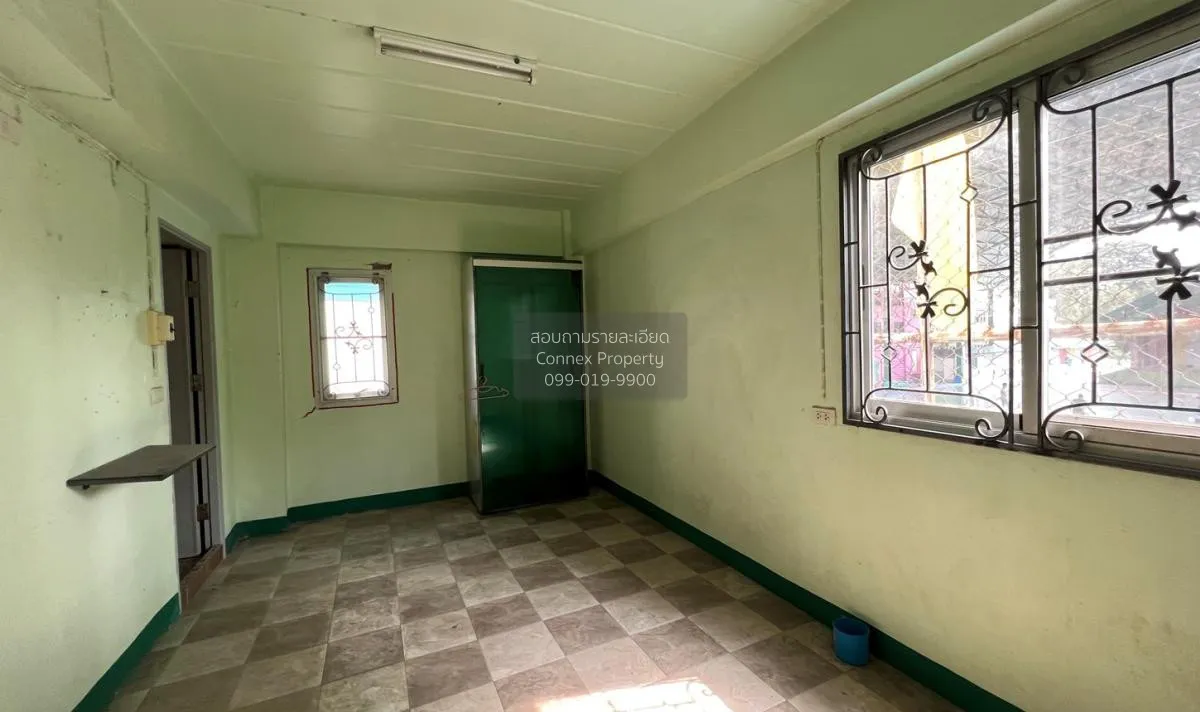 For Sale Commercial building, 3.5 storey, 2 attached units, Prach