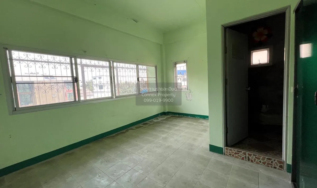 For Sale Commercial building, 3.5 storey, 2 attached units, Prach