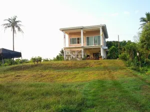 ขายบ้าน พร้อมที่ดิน ติดถนน ชนบท 4066 กาญจนบุรี วิวสวย วิวแม่น้ำ หน้ากว้าง รีโนเวทใหม่ พงตึก ท่ามะกา กาญจนบุรี CX-87462