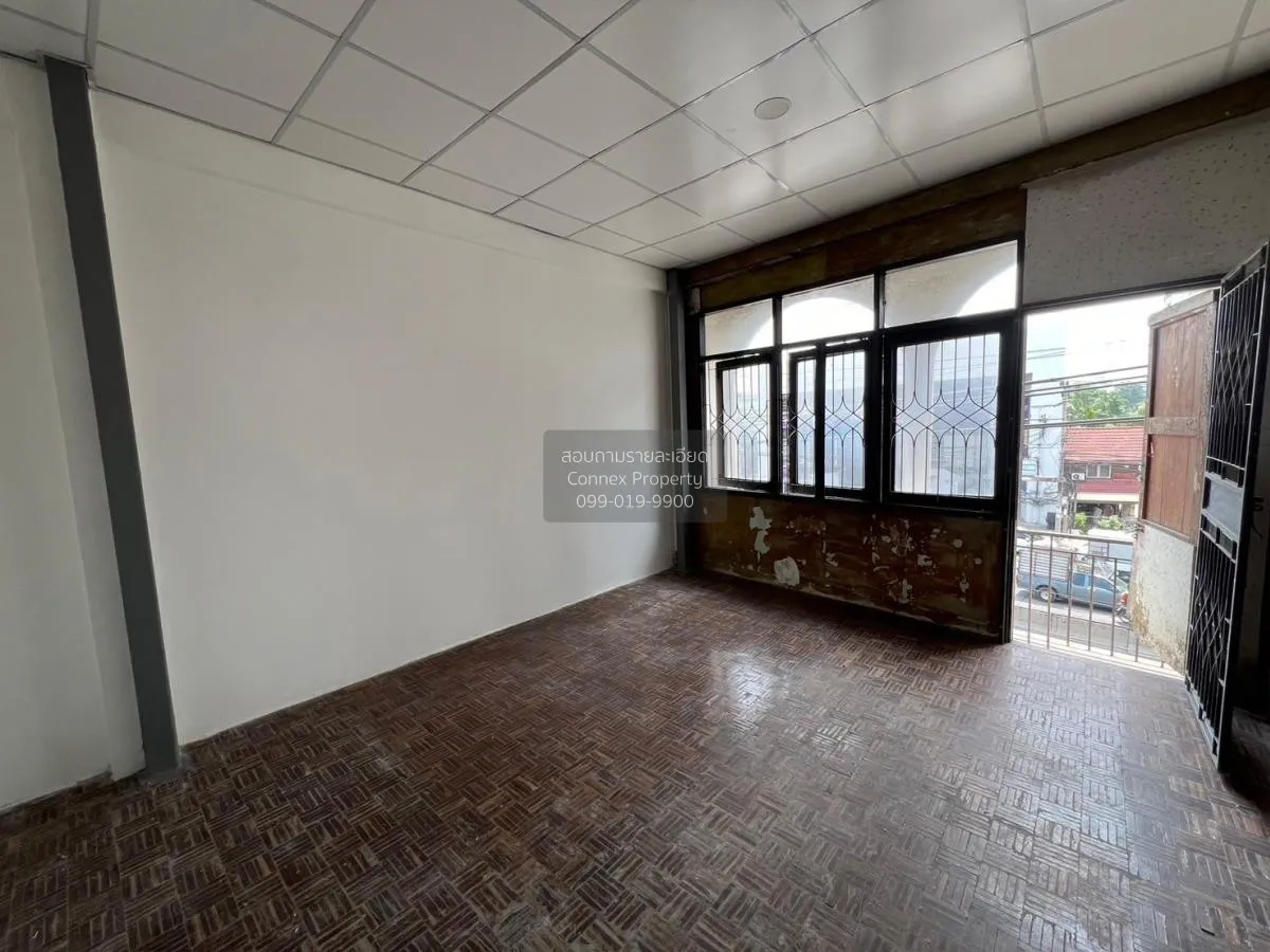 For Rent Commercial building, 3.5 floors , corner, entrance of So