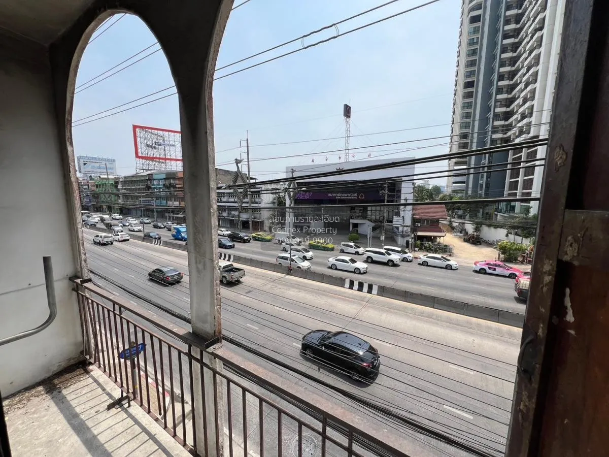 For Rent Commercial building, 3.5 floors , corner, entrance of So