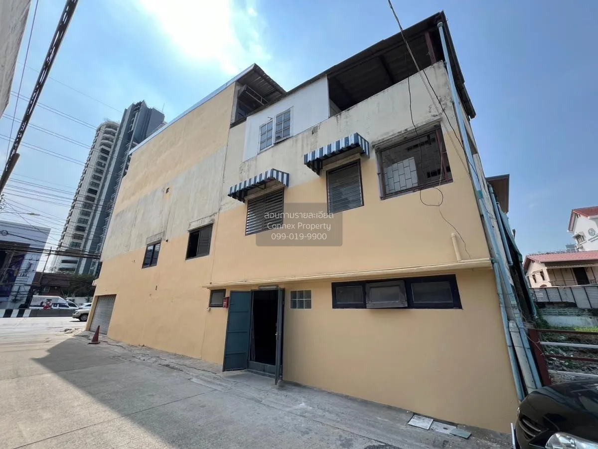 For Rent Commercial building, 3.5 floors , corner, entrance of So