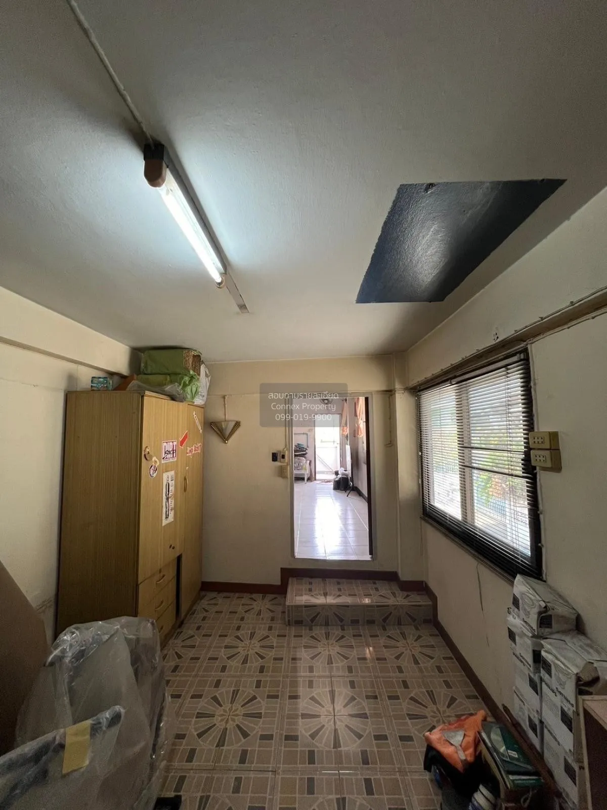 For Rent Commercial building, 3.5 floors , corner, entrance of So