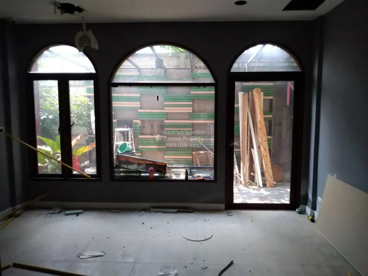 ขายอาคารพาณิชย์  เวนิส ดิ ไอริส ชั้นสูง ห้องมุม หน้ากว้าง ท่าแร้ง